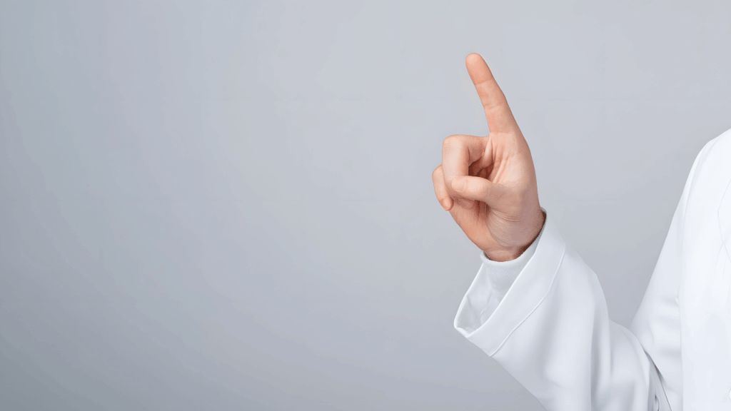 人差し指を立ててる人の手