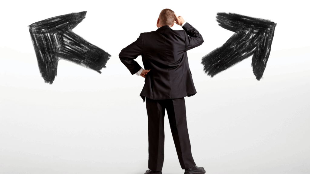 黒の矢印とスーツを着た男性