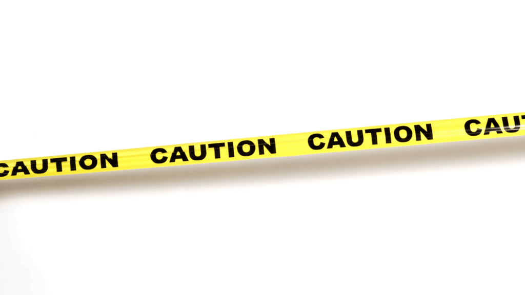 cautionと書かれたテープ